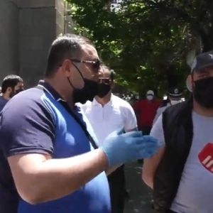 Ռեստորանների աշխատակիցները, հանդիսավարները ակցիա են իրականացնում կառավարության դիմաց