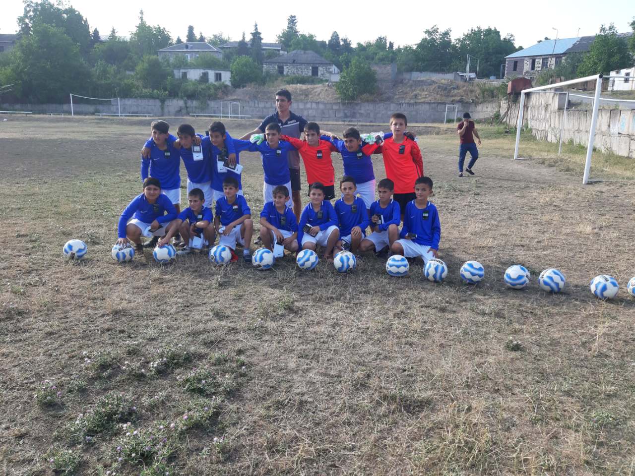 Սարիգյուղցի հոլանդահայ բարերարը երեխաներին ուղարկել է գնդակներ, մարզահագուստ և այլ պարագաներ