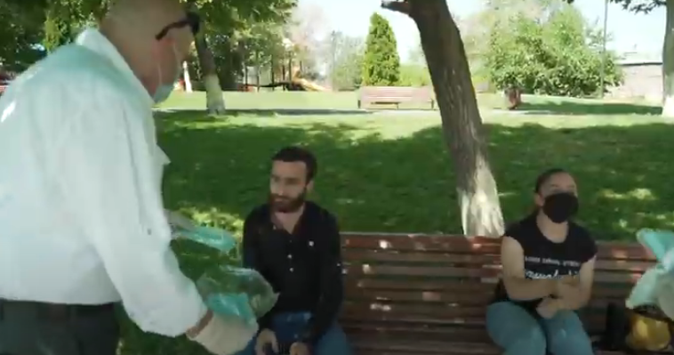 Այգում նստած զույգերին տեսուչները հեռացրին միմյանցից ու խնդրեցին պահել սոցիալական հեռավորությունը