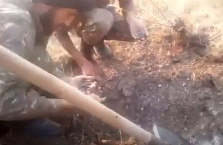 Հայ զինվորները ծառեր են տնկում առաջնագծում