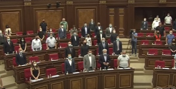 ԱԺ նախագահն ընդմիջումից հետո միայն առաջարկեց 1  րոպե լռությամբ հարգել զոհված զինծառայողի հիշատակը